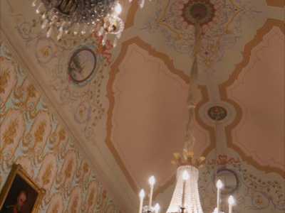 Lasciamo il piccolo locale per entrare in un luogo la cui maestosit� � anticipata da tre monumentali lampadari in cristallo e ottone. Siamo nella "Sala delle feste", la pi� sontuosa, dedicata alla pinacoteca della Reggia di Caserta
